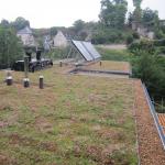 19/07/2013: la toiture végétalisée avec le caisson pour ventilateurs, les cheminées des poêles à pellet et les plots d'encrage de sécurité